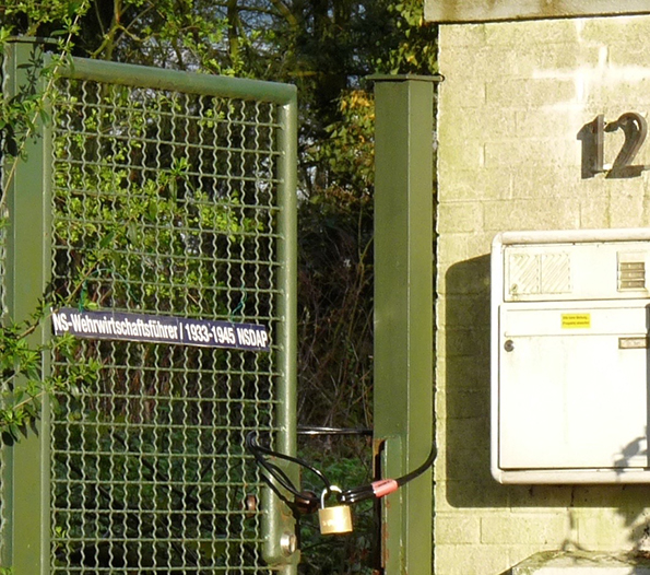Erklärender Schild an der Villa des Dr. Hans-Günter Sohn, Kriegsverbrecher und Wehrwirtschaftsführer, Ex-BDI und –Thyssen-Chef.