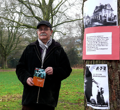 VVN-Sprecher Ulrich Sander mit Buch und provisorischer Gedenktafel am Standort der Villa Springorum. (Foto: Privat/Vogler)